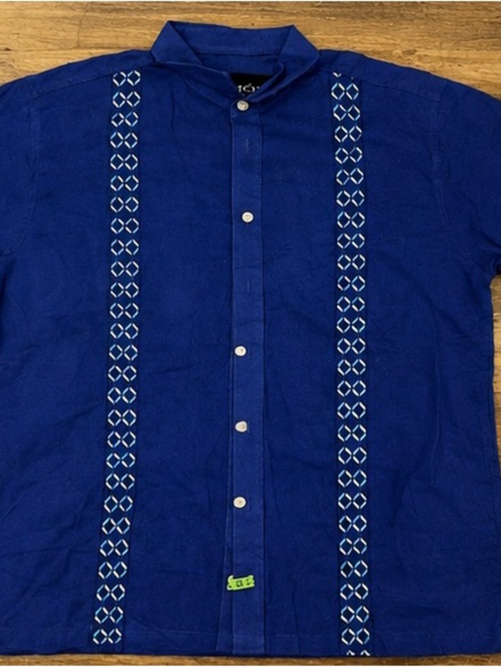 LIMÓN Mantayrino
EMBROIDERED BUTTON-UP SHIRT